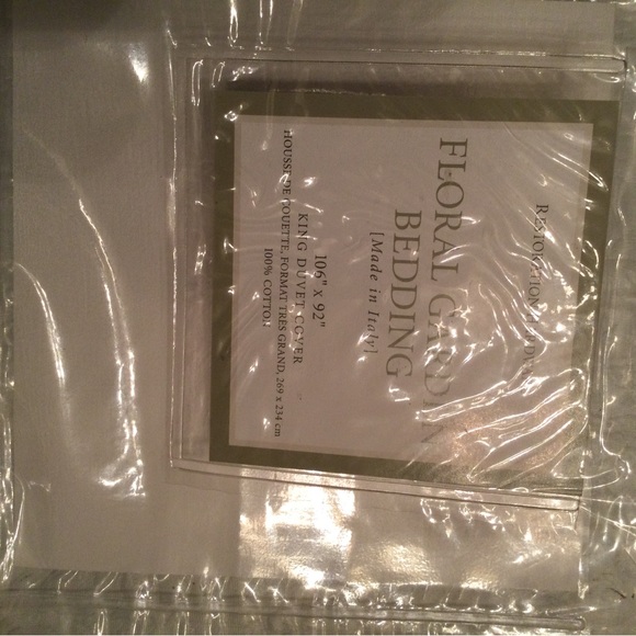 Duvet Cover 2 shams. King duvet with 1 king and 1 standard size sham. RH - Picture 5 of 7